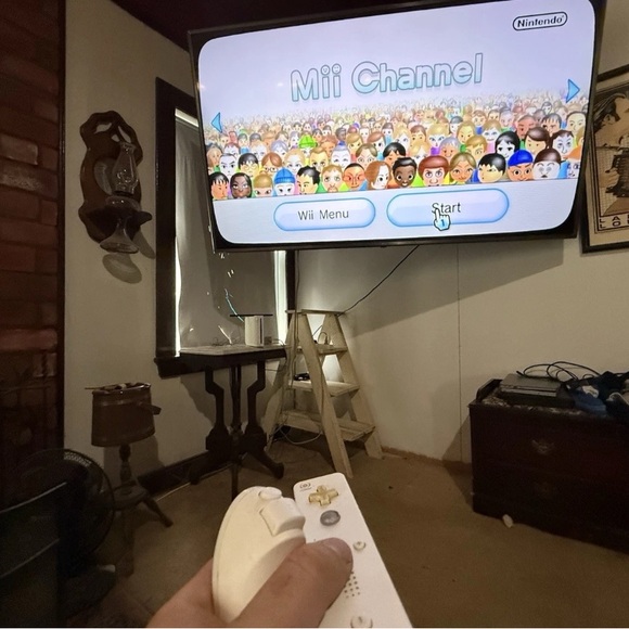 White First Generation Wii Console - Picture 2 of 2